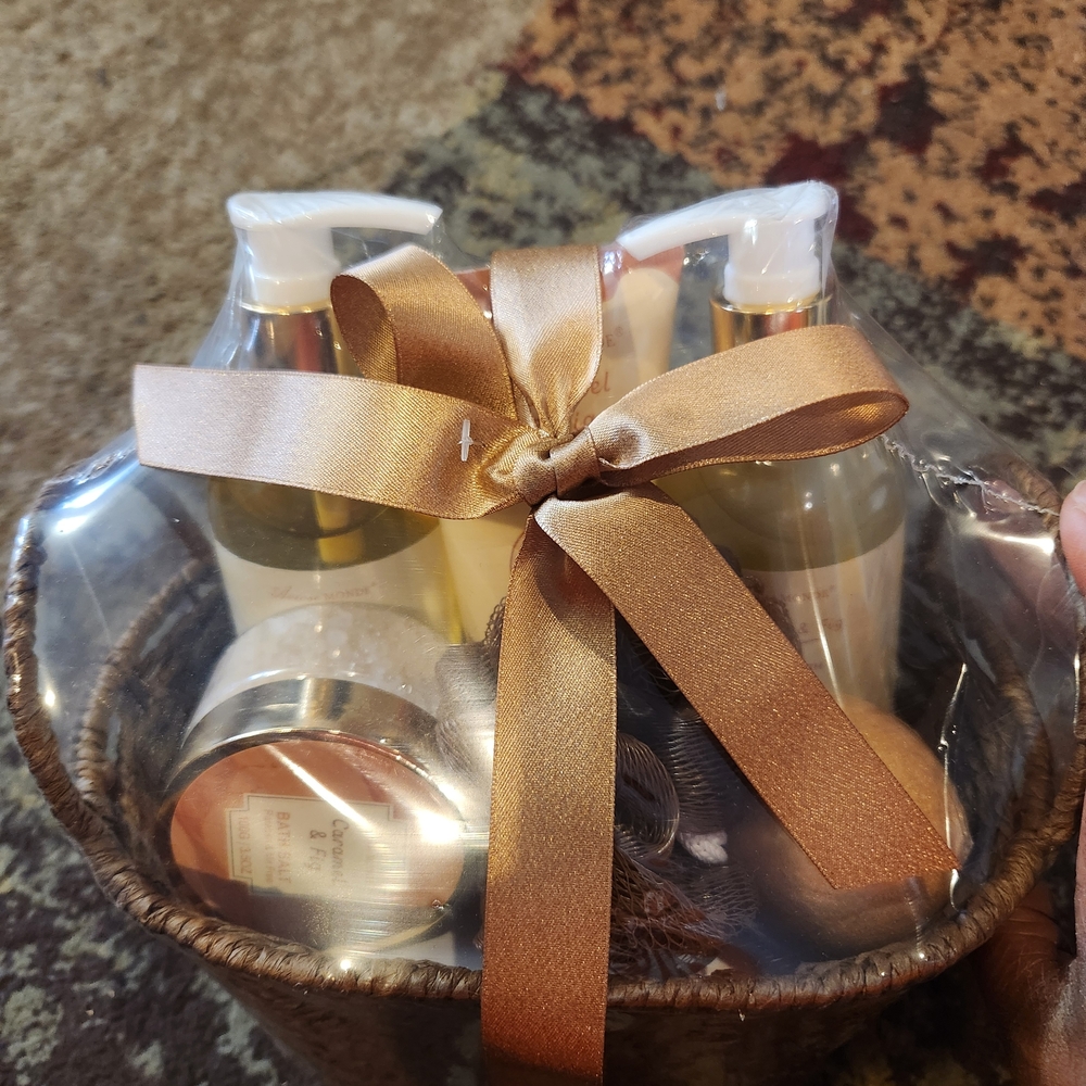 Luxurious Bath Gift Set with Gold Accents